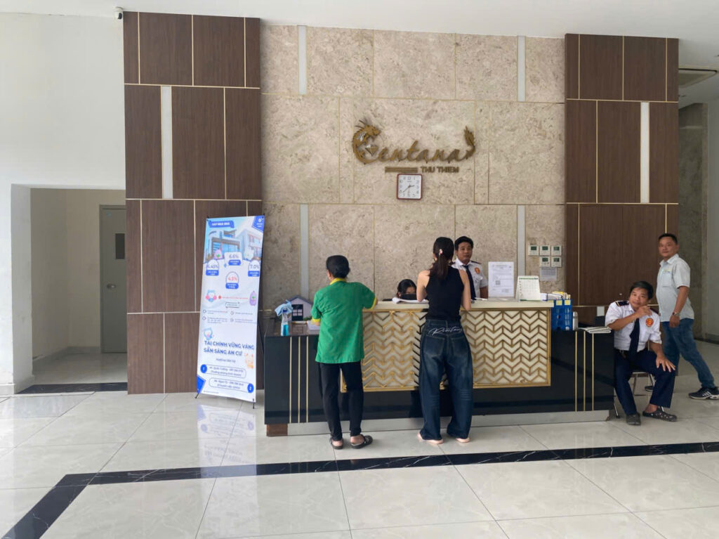 Đặt standee quảng cáo thang máy