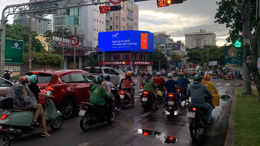 Quảng cáo led ngoài trời ở ngã tư Đinh Tiên Hoàng - Nguyễn Thị Minh Khai-2