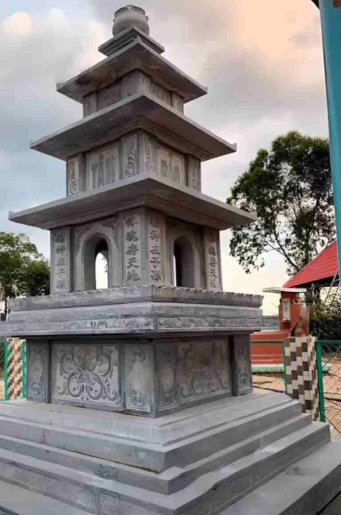 Kich-thuoc-mo-thap-da-duoc-thiet-ke-rat-da-dang-tuy-thuoc-vao-dien-tich-khu-vuc-dat-mo--679x1024