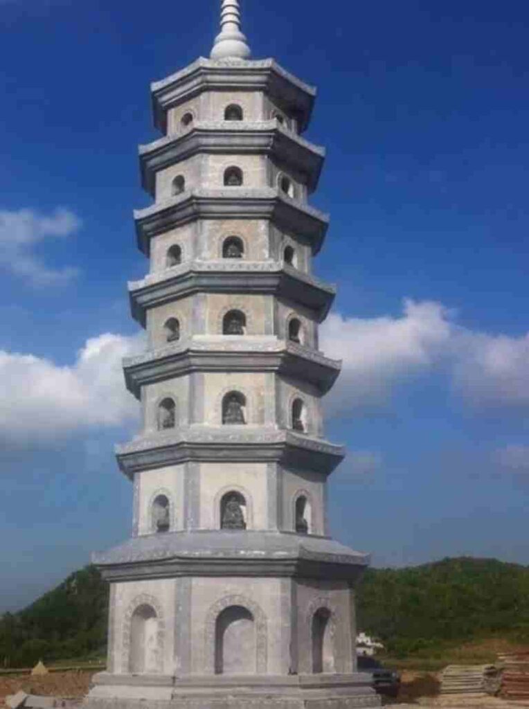 Mau-mo-thap-da-gom-nhieu-tang-le-chong-len-nhau-nen-trong-no-nhu-mot-toa-thap-co-kinh--764x1024