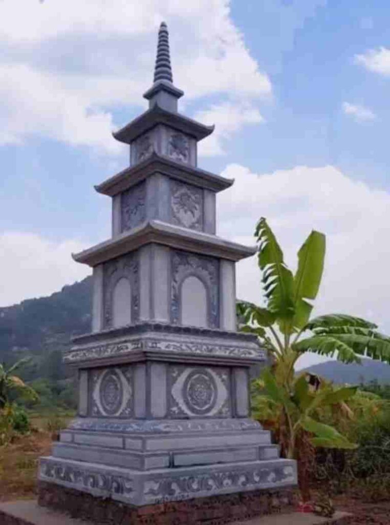 Mo-thap-da-duoc-thiet-ke-theo-phong-cach-kien-truc-thoi-Ly-co-nhieu-hoa-van-be-cham-khac--762x1024